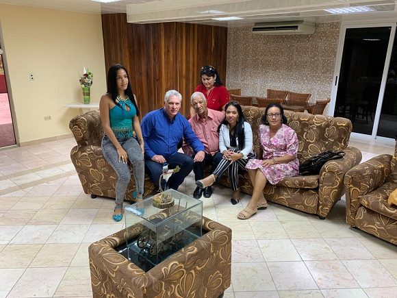 Miguel Díaz-Canel Bermúdez se reunió con familiares del doctor Asael Herrera Correa Foto: @DiazCanelB /Twitter.