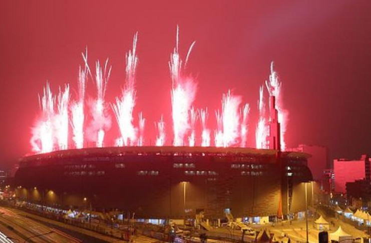 La fría noche limeña fue mitigada por el fastuoso espectáculo de inauguración de los XVIII Juegos Panamericanos en el Estadio Nacional. /Foto: Internet