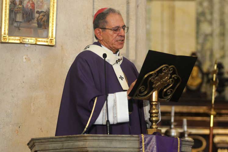 Monseñor Juan de la Caridad García, arzobispo de La Habana, ofició la misa de exequias al cardenal Jaime Ortega en la Catedral de La Habana. /Foto: Miguel Guzmán (PL)