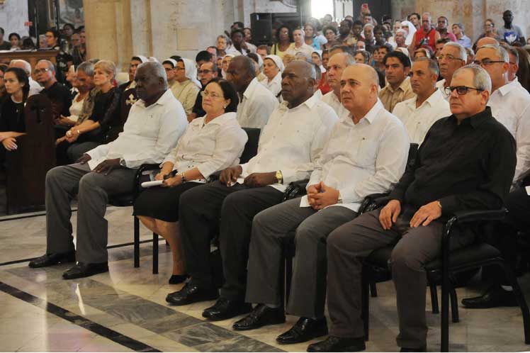 Autoridades del Partido y el Gobierno cubano presentes en la misa de exequias al cardenal Jaime Ortega en la Catedral de La Habana. /Foto: Miguel Guzmán (PL)