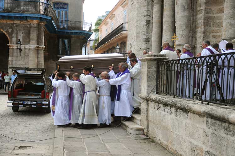 Cortejo carga en hombros el ataúd del cardenal Jaime Ortega, fallecido en la madrugada del viernes 26 de julio. /Foto: Miguel Guzmán (PL)