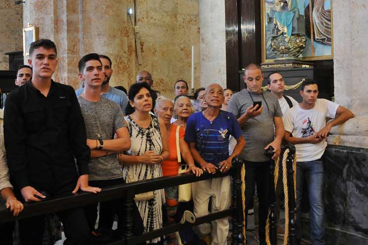 Feligreses acudieron a la Catedral de La Habana a dar el último adiós al cardenal Jaime Ortega durante la misa de exequias oficiada este domingo. /Foto: Miguel Guzmán (PL)