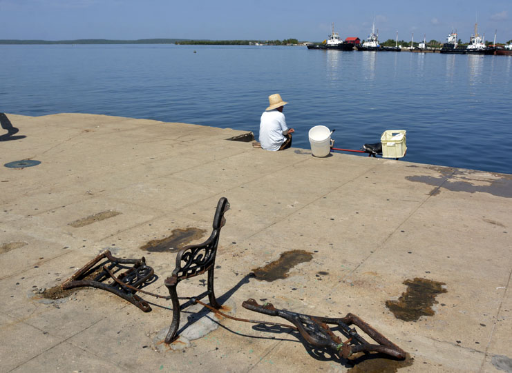 Área del Muelle Real, en la Bahía de Jagua, en el Centro Histórico de Cienfuegos, espacio en el que hechos vandálicos han atendado contra el emblemático sitio, que se integra como un todo armónico a eso que los cienfuegueros llaman con cariño y apego identitario, La Perla del Sur, de Cuba, el 17 de julio de 2019. /Foto: Modesto Gutiérrez Cabo (ACN)