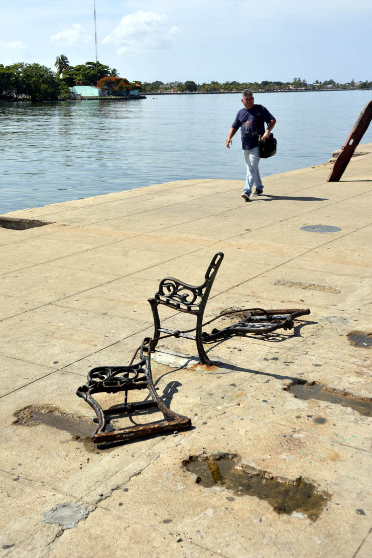 Área del Muelle Real, en la Bahía de Jagua, en el Centro Histórico de Cienfuegos, espacio en el que hechos vandálicos han atendado contra el emblemático sitio, que se integra como un todo armónico a eso que los cienfuegueros llaman con cariño y apego identitario, La Perla del Sur, de Cuba, el 17 de julio de 2019. /Foto: Modesto Gutiérrez Cabo (ACN)