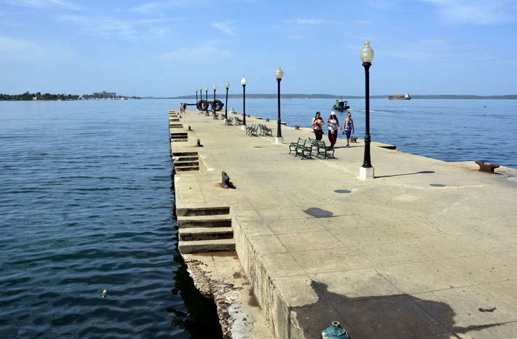 Imagen que desluce el área del otrora muelle de la Real Hacienda, hoy Muelle Real, como se nombra a ese espacio urbano sito en la Bahía de Jagua, en el Centro Histórico de Cienfuegos, Patrimonio Cultural de la Humanidad, en Cuba, el 17 de julio de 2019. /Foto: Modesto Gutiérrez Cabo (ACN)