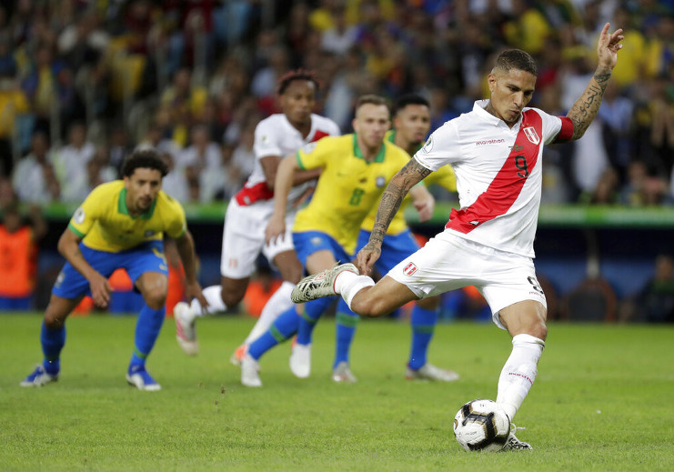 Perú, un digno y duro rival, nunca bajó los brazos frente a la Scratch. Paolo Guerrero cobra desde el manchón de penal y pone el empate parcial al minuto 40. /Foto: Leo Correa (AP)