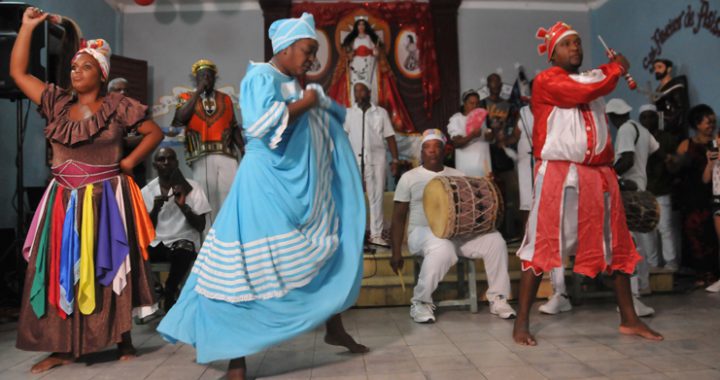 El grupo folklórico Obba-Kosó (Rey de los Tambores) animó el encuentro entre los Pastores por la Paz y los pobladores de Palmira. / Foto: Juan Carlos Dorado