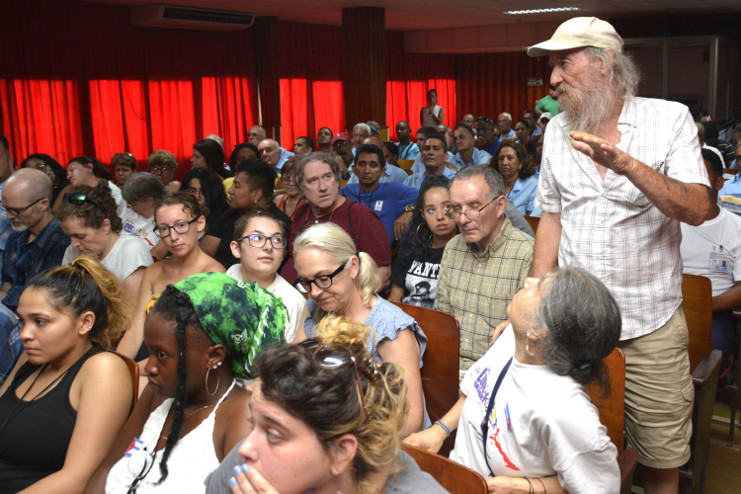 Bill Hill, integrante de Pastores por la Paz se interesa por el uso de las energías renovables en Cuba. /Foto: Modesto Gutiérrez Cabo (ACN) 