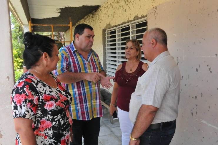 Félix Duartes Ortega, primer secretario del Partido en la provincia, insistió en la necesidad de convertir la nueva escuela en el centro cultural más importante de la comunidad. /Foto: Juan Carlos Dorado