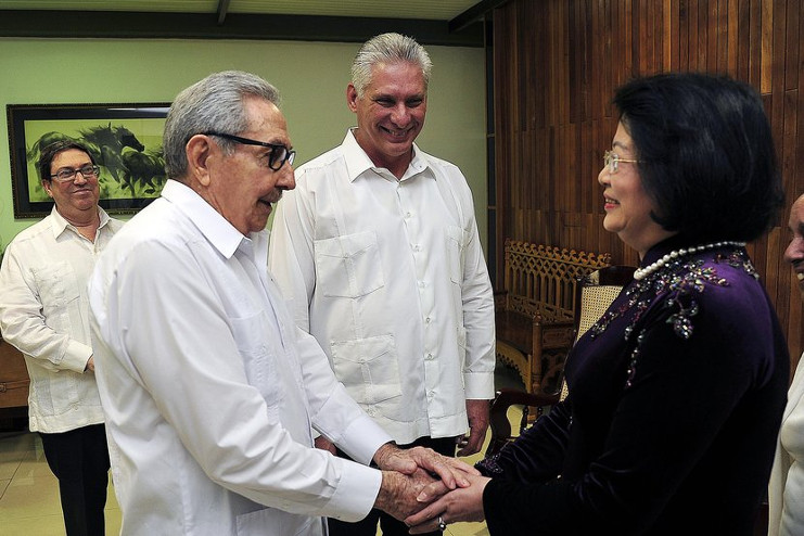Raúl y Díaz-Canel sostuvieron un cordial encuentro con la vicepresidenta de Vietnam. /Foto: Estudios Revolución