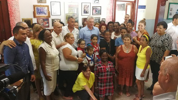 Díaz-Canel departió con estudiantes y maestros de la escuela primaria Nicolás Estévanez, del municipio Plaza. /Foto: Presidencia