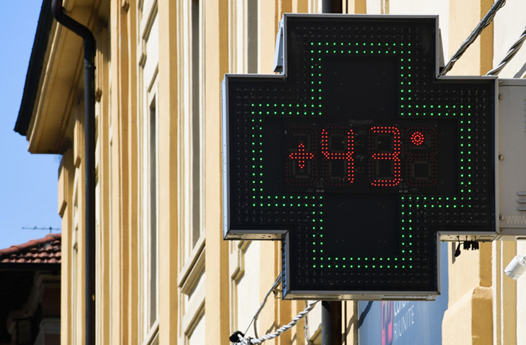 Una farmacia de Reggio Emilia, en Italia, registra una temperatura de 43º C el 27 de junio de 2019. /Foto: Miguel Medina (AFP)