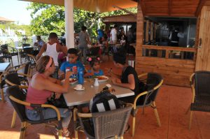 De lunes a domingo, excepto el miércoles, el Delfinario Cienfuegos abre sus puertas a cientos de vacacionistas. / Foto: Juan Carlos Dorado