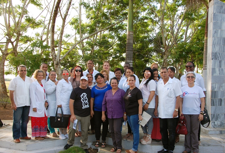 Los colaboradores cienfuegueros de la Salud también rindieron tributo a El Inglesito. /Foto: Karla Colarte
