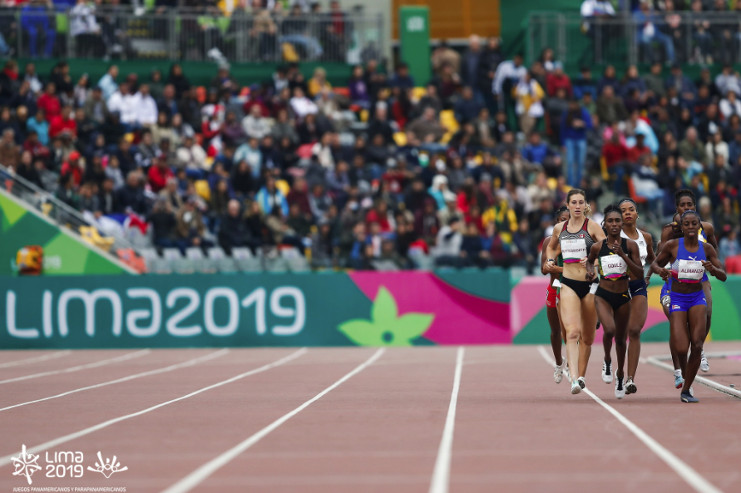 Ultimo tramo de la carrera de 800 metros rama femenina. La jamaicana Goule comienza a sobrepasar a la cubana Almanza, que viene pegada al borde del carril interior. /Foto: lima2019.com