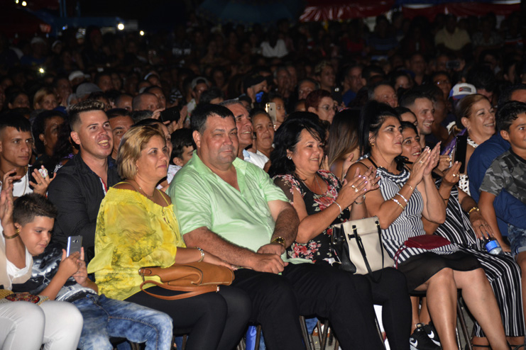 Máximas autoridades del Partido y el Gobierno en la provincia asistieron a la Gala inaugural del Carnaval Cienfuegos 2019. /Foto: Modesto Gutiérrez (ACN)