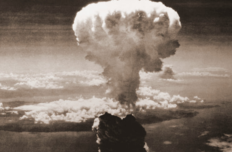 Los bombardeos nucleares de Hiroshima y Nagasaki constituyen el más atroz, bárbaro e injustificado de los crímenes registrados en los anales de la humanidad. En la foto, hongo del estallido de la bomba en Nagasaki, un día como hoy, hace 74 años. /Foto: Getty Images