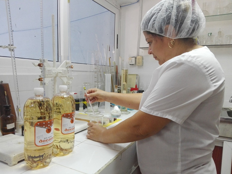 En el laboratorio de la industria ronera de Cienfuegos, se certifica la calidad de la bebida alcohólica, previo a su distribución y comercialización. /Foto: Roberto