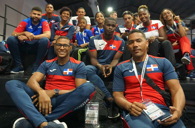 Yunieski Silverio Castillo, al frente en el extremo derecho, con la selección dominicana. /Foto: cortesía del entrevistado