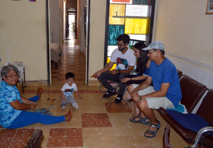 A la vuelta de siete años de graduado Benet volvió a Cuba a compartir con su familia cienfueguera, para que conocieran a su esposa y su niño. /Foto: Zulariam
