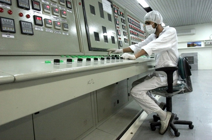 Un técnico iraní trabaja en las instalaciones de conversión de uranio a las afueras de la ciudad de Isfahan, Irán, 3 de febrero de 2007. /Foto: Vahid Salemi (AP)