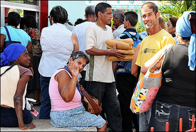 En la cola a lo cubano muchos optan por el tumulto, y no faltan quienes se desentienden del asunto y con su actitud contribuye a que todo se complique más. /Foto: Cubasí