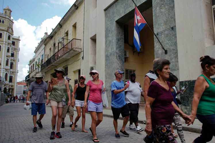 Grupo de turistas estadounidenses recorren la Habana Vieja en junio de 2019. /Foto: Alexandre Meneghini (Reuters)