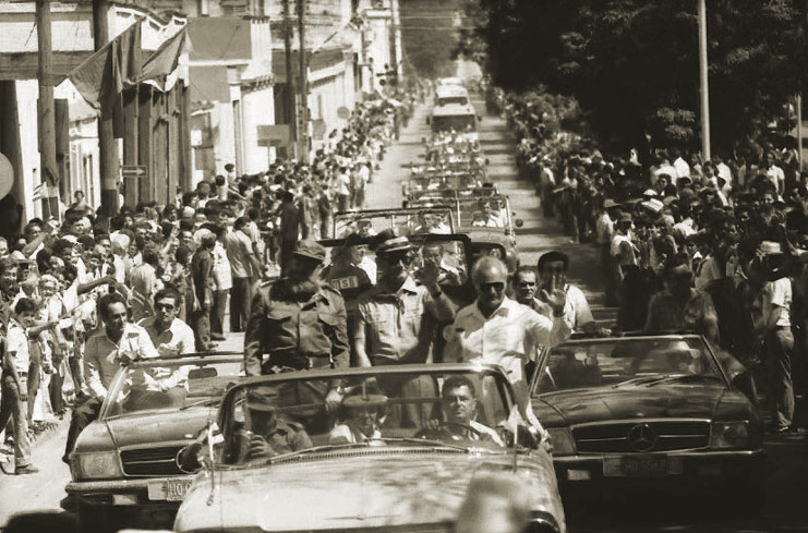 1983: El pueblo cienfueguero se congregó a ambos lados y todo lo largo del Paseo del Prado, para saludar la visita del presidente de Polonia, general Wojciech Witold Jaruzelski, acompañado de Fidel./Foto: Efraín Cedeño
