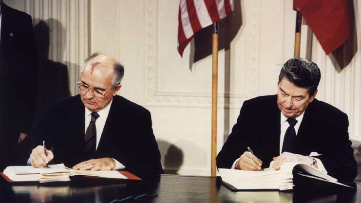 El entonces secretario general del Partido Comunista de la URSS, Mijaíl Gorbachov, y el presidente de EE.UU., Ronald Reagan, firman el Tratado INF en la Casa Blanca, Washington, el 8 de diciembre de 1987. /Foto: Dennis Paquin (Reuters)