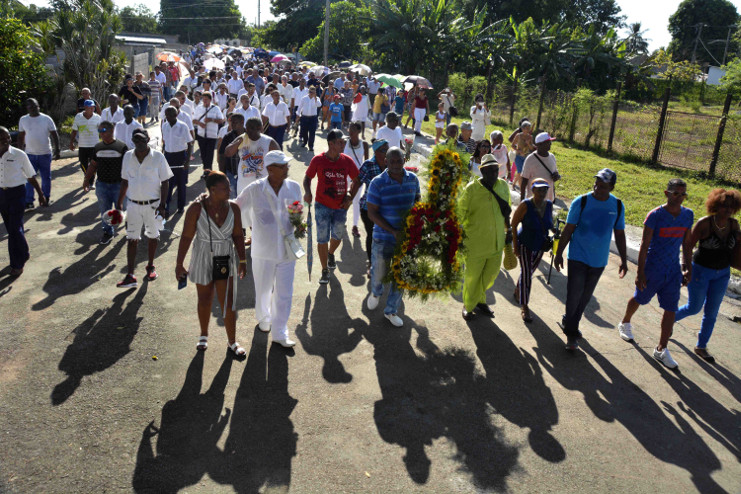 Fueron pocos los que quedaron en casa. El pueblo de su Santa Isabel de las Lajas querida salió a acompañar a familiares y amigos del Benny en la peregrinación al cementerio (ceremonia tradicional cada 24 de agosto), hoy con más razón en la fecha del centenario de su natalicio. En Santa Isabel de Las Lajas, Cienfuegos, Cuba, 24 de agosto de 2019. /Foto: Modesto Gutiérrez Cabo (ACN)