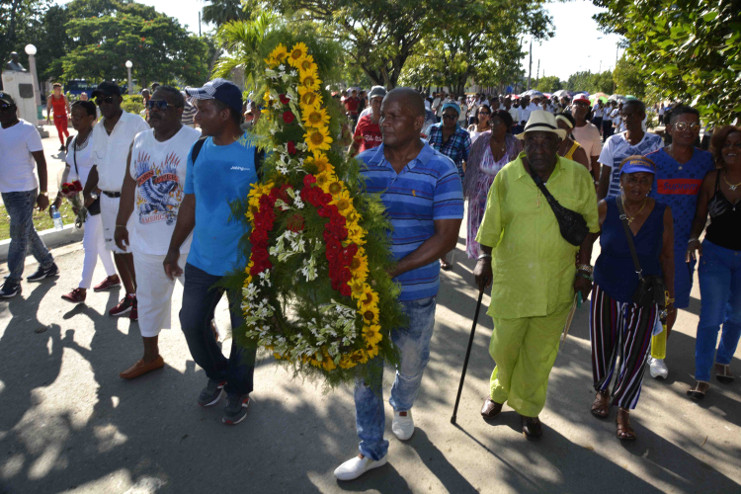 Fueron pocos los que quedaron en casa. El pueblo de su Santa Isabel de las Lajas querida salió a acompañar a familiares y amigos del Benny en la peregrinación al cementerio (ceremonia tradicional cada 24 de agosto), hoy con más razón en la fecha del centenario de su natalicio. En Santa Isabel de Las Lajas, Cienfuegos, Cuba, 24 de agosto de 2019. /Foto: Modesto Gutiérrez Cabo (ACN)