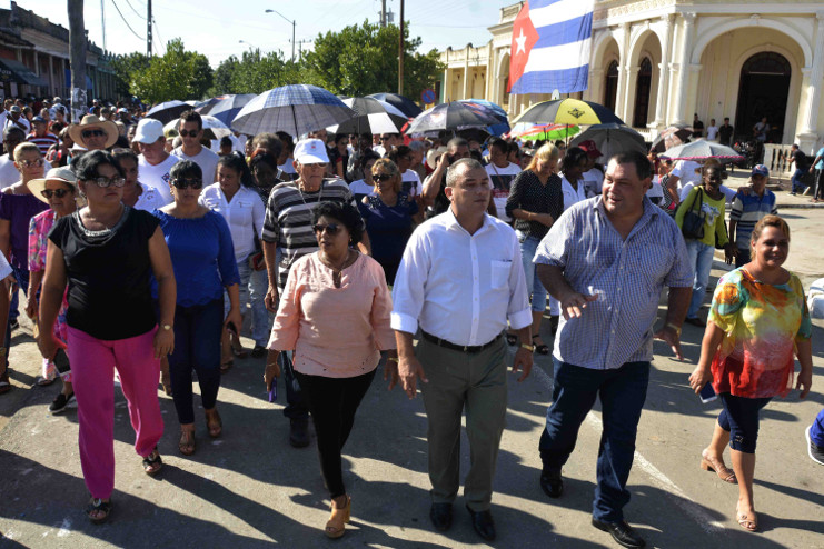 Las máximas autoridades en Lajas encabezadas por el primer secretario del Partido en la provincia de Cienfuegos, Félix Duartes Ortega, abrieron la peregrinación hasta la tumba del Sonero Mayor en el cementerio municipal. En Santa Isabel de Las Lajas, Cienfuegos, Cuba, 24 de agosto de 2019. /Foto: Modesto Gutiérrez Cabo (ACN)