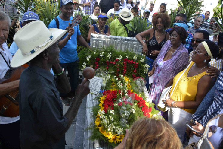 Flores y canciones en torno a la losa que guarda los restos del Benny, pero no atrapa la voz eterna del Sonero Mayor. /Foto: Modesto Gutiérrez Cabo (ACN)