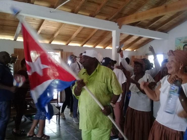 El juramento de la bandera en el Casino Congo de San Antonio de Padua —sitio donde Benny Moré recibió una influencia determinante para su futura carrera como músico autodidacta—, es el único ritual bailado a la enseña patria en Cuba. En Santa Isabel de Las Lajas, Cienfuegos, Cuba, 24 de agosto de 2019. /Foto: Magalys Chaviano Álvarez