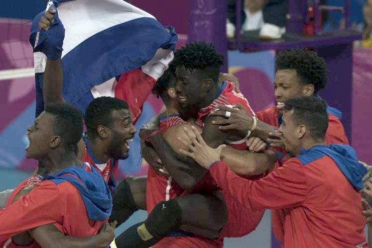 Así se disfrutó anoche la victoria sobre el favorito Brasil en el Polideportivo del Callao. Los cubanos arrollaron 3-0 a los de la verdeamarela y estarán hoy frente al campeón defensor, Argentina, en la final del voli (m). /Foto: Prensa Latina