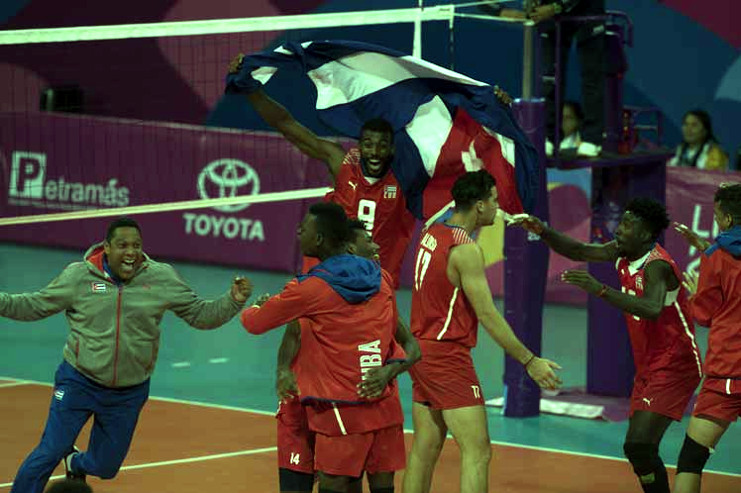 Así se disfrutó anoche la victoria sobre el favorito Brasil en el Polideportivo del Callao. Los cubanos arrollaron 3-0 a los de la verdeamarela y estarán hoy frente al campeón defensor, Argentina, en la final del voli (m). /Foto: Prensa Latina