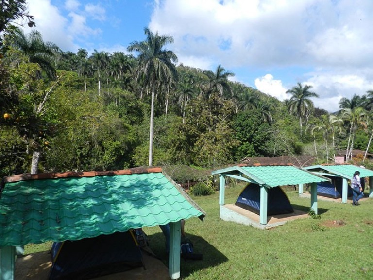 El exorbitante precio de 5 CUC es el costo por realizar un camping, aun cuando las personas lleven sus casas de campaña personales./ Foto: Tomadas del sitio web CubaTravel.