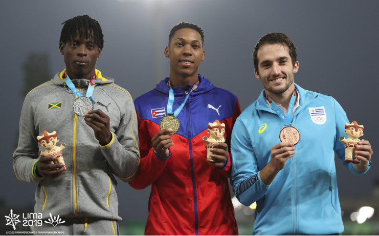 De izquierda a derecha el jamaicano Tajay Gayle, el cubano Juan Miguel Echevarría y el uruguayo Emiliano Lasa. /Foto: lima2019.com