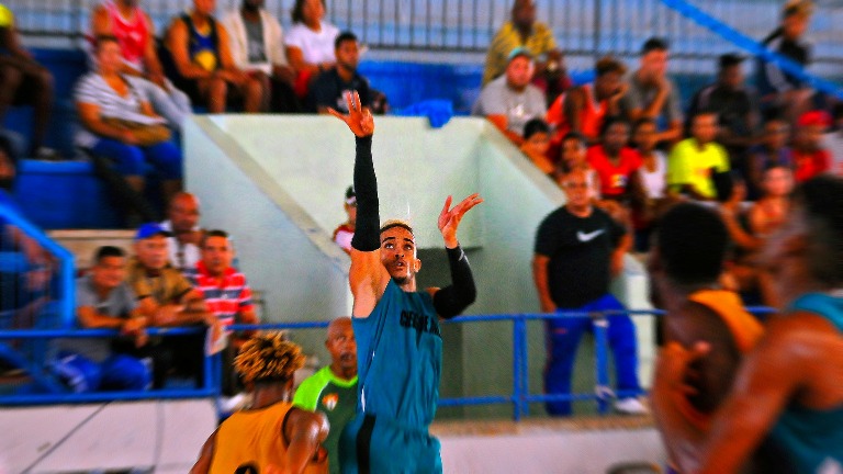 Cienfuegos no archivaron ni una sonrisa en el Torneo Nacional de Ascenso (TNA) de baloncesto en la zona central de Cuba./ Foto: Alejandro García Sánchez