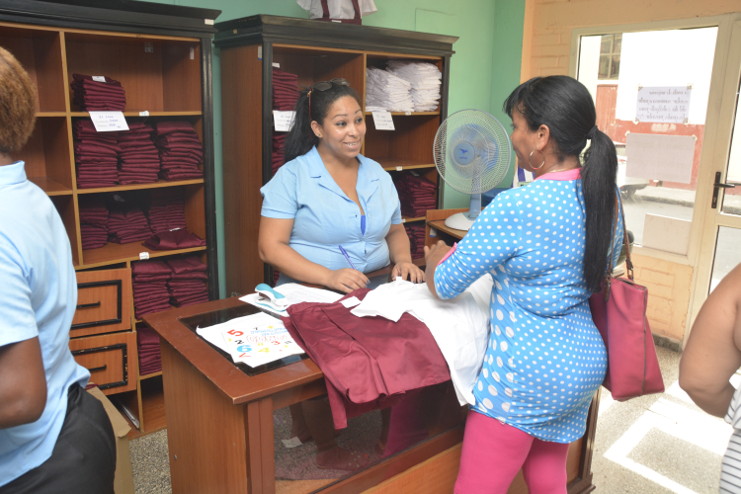 Y mientras puertas afuera campeaban el desorden y la indisciplina, al interior de los establecimientos habilitados para la venta del uniforme escolar todo discurría de manera bastante bien organizada. /Foto: Modesto Gutiérrez Cabo (ACN)