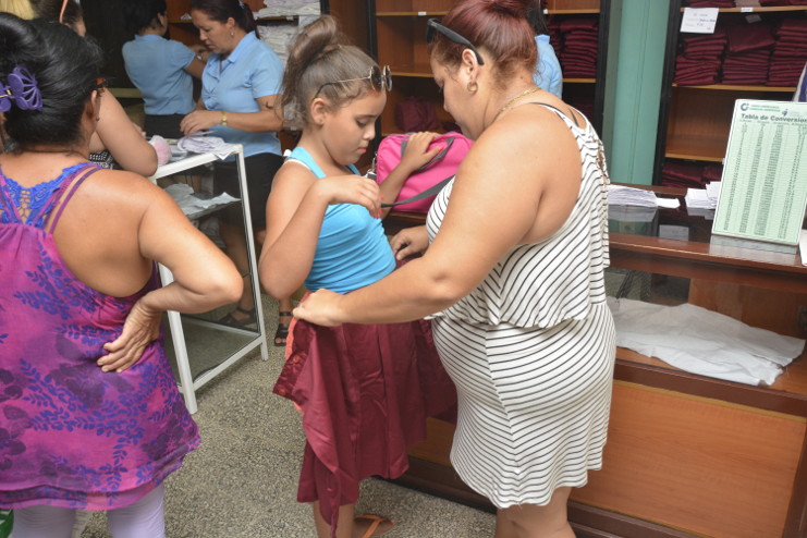 Y mientras puertas afuera campeaban el desorden y la indisciplina, al interior de los establecimientos habilitados para la venta del uniforme escolar todo discurría de manera bastante bien organizada. /Foto: Modesto Gutiérrez Cabo (ACN)