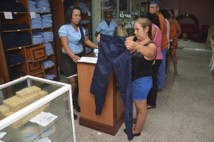 Y mientras puertas afuera campeaban el desorden y la indisciplina, al interior de los establecimientos habilitados para la venta del uniforme escolar todo discurría de manera bastante bien organizada. /Foto: Modesto Gutiérrez Cabo (ACN)