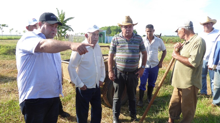 Félix Duartes le muestra al visitante nuevas áreas en explotación en Horquita./Foto: Julio Martínez