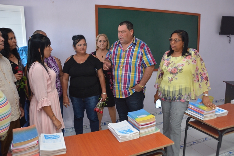Autoridades políticas y gubernamentales examinaron las condiciones del preuniversitario Manuel Labrada Prieto./Foto: Modesto Gutiérrez (ACN)