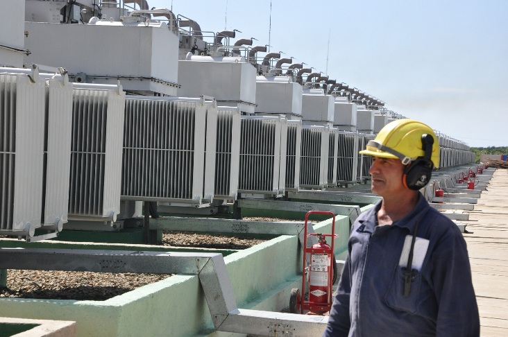 La planta eléctrica diésel conformada por 40 motores, favorece la disponibilidad de energía en el sistema nacional. /Foto: Efraín Cedeño