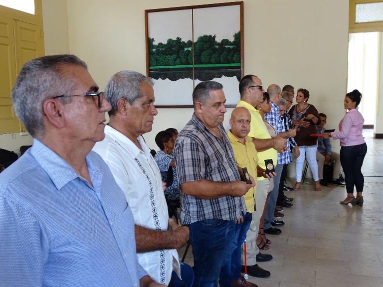 Durante la Asamblea, varias entidades reciben moneda conmemorativa 200 Aniversario de la ciudad, entre ellas el telecentro Perlavisión./Foto: Dainerys Torres