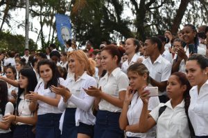 Al entregar el Premio del Barrio, Carlos Rafael Miranda enfatizó en la importancia de preservar en estos tiempos los valores de la Revolución. /Foto: Gabriela Roig