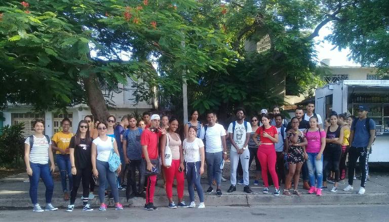 Cuba no renuncia al vínculo de los estudiantes universitarios con actividades productivas y sociales. /Foto: Cortesía de la UCf
