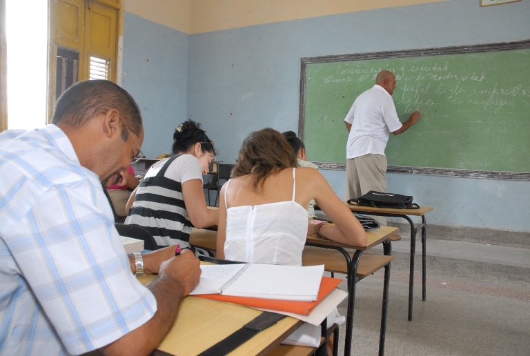 El sector cuentapropista es uno de los que más se supera en la educación para adultos en Cienfuegos. /Foto: Tomada de Internet