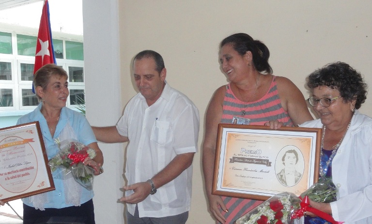 Autoridades de Salud entregan premios en el acto de homenaje./Foto: Magalys Chaviano